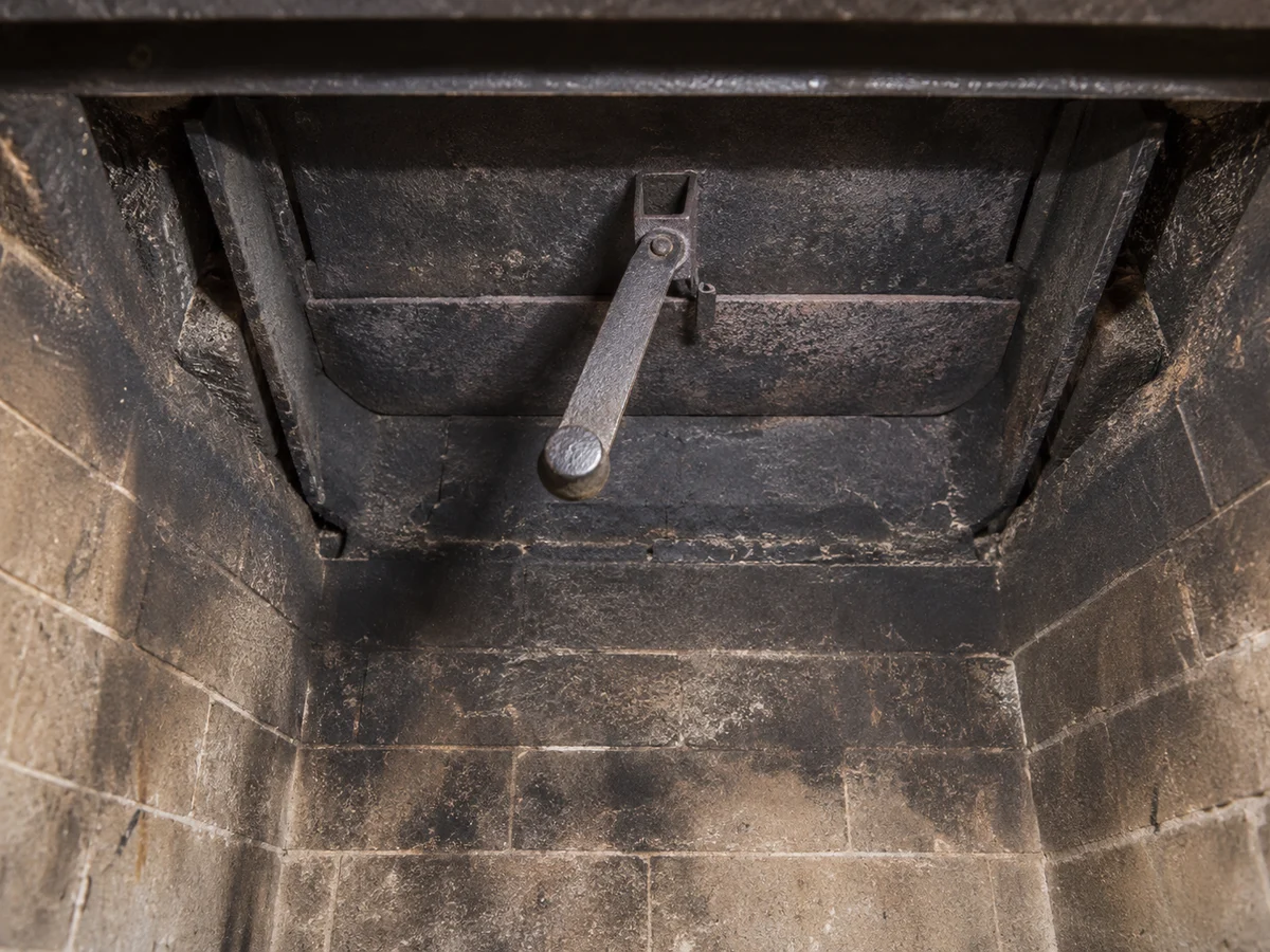 Cold fireplace throat damper